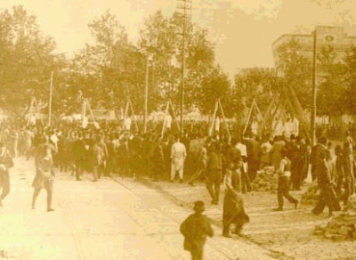 Tous les pendus et la foule autour